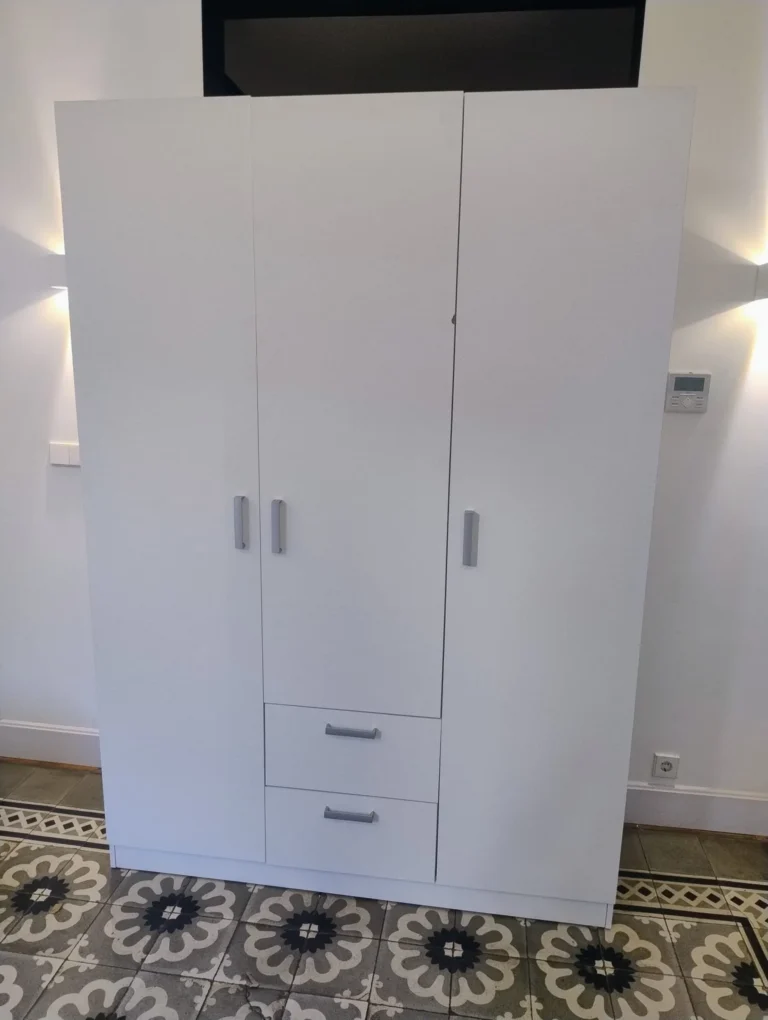 Armario blanco de tres puertas con dos cajones