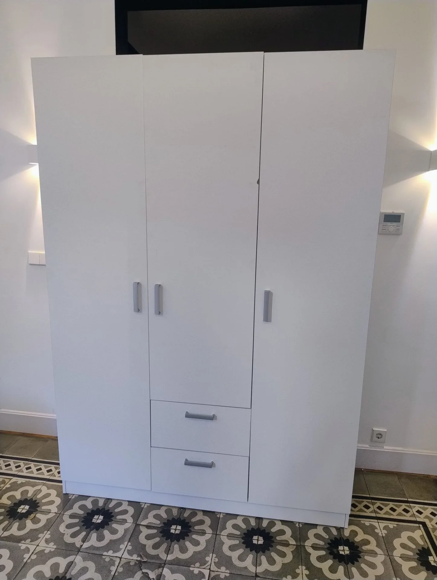 Armario blanco de tres puertas con dos cajones