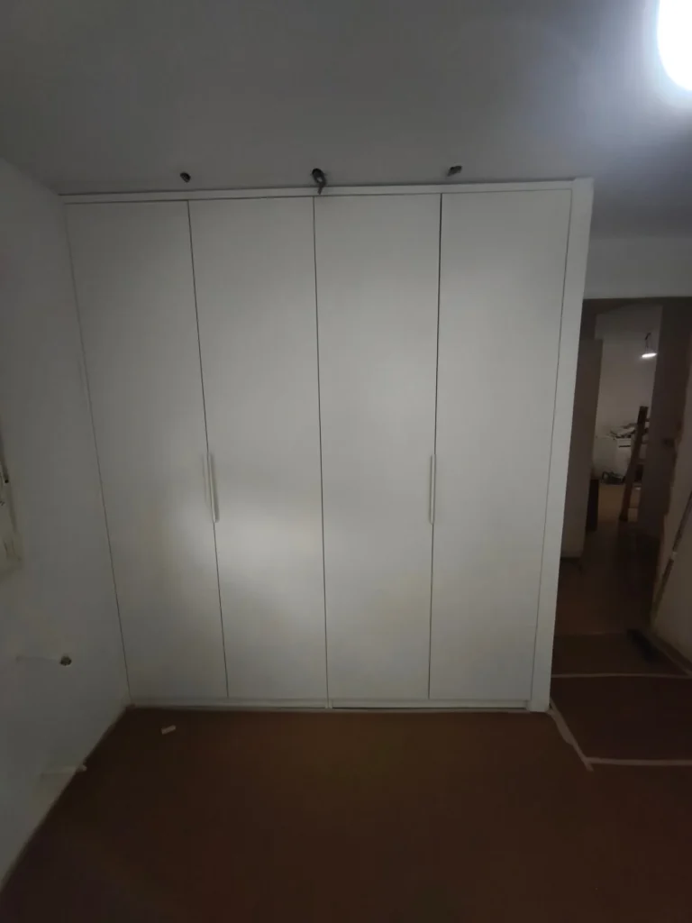 Armario empotrado blanco de cuatro puertas montado