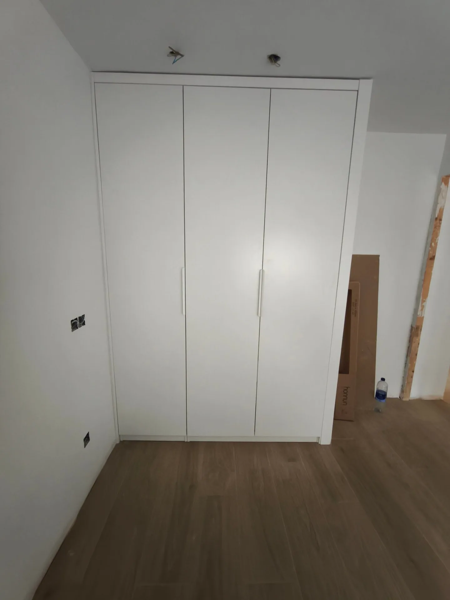 Armario empotrado blanco de tres puertas montado