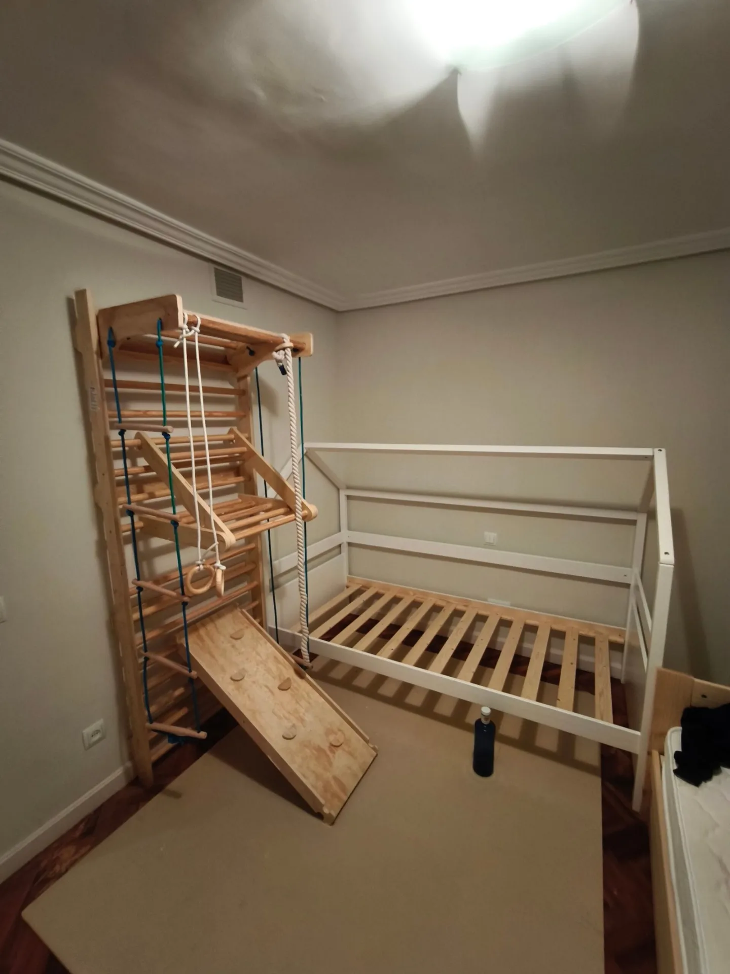 Montaje de una cama abatible plegable con estructura de madera