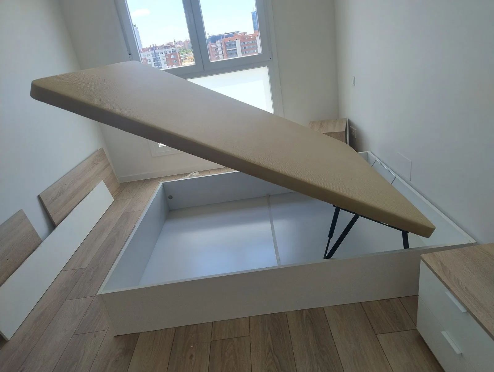Cama canapé abatible con la tapa de madera abierta