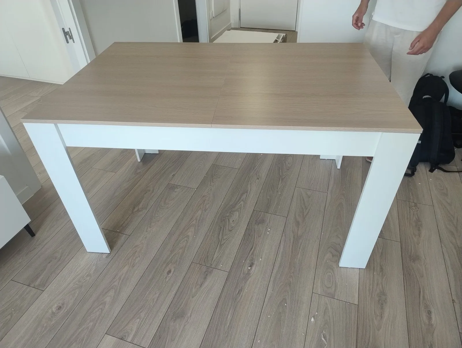 Mesa de comedor extensible blanca con tablero de madera montada