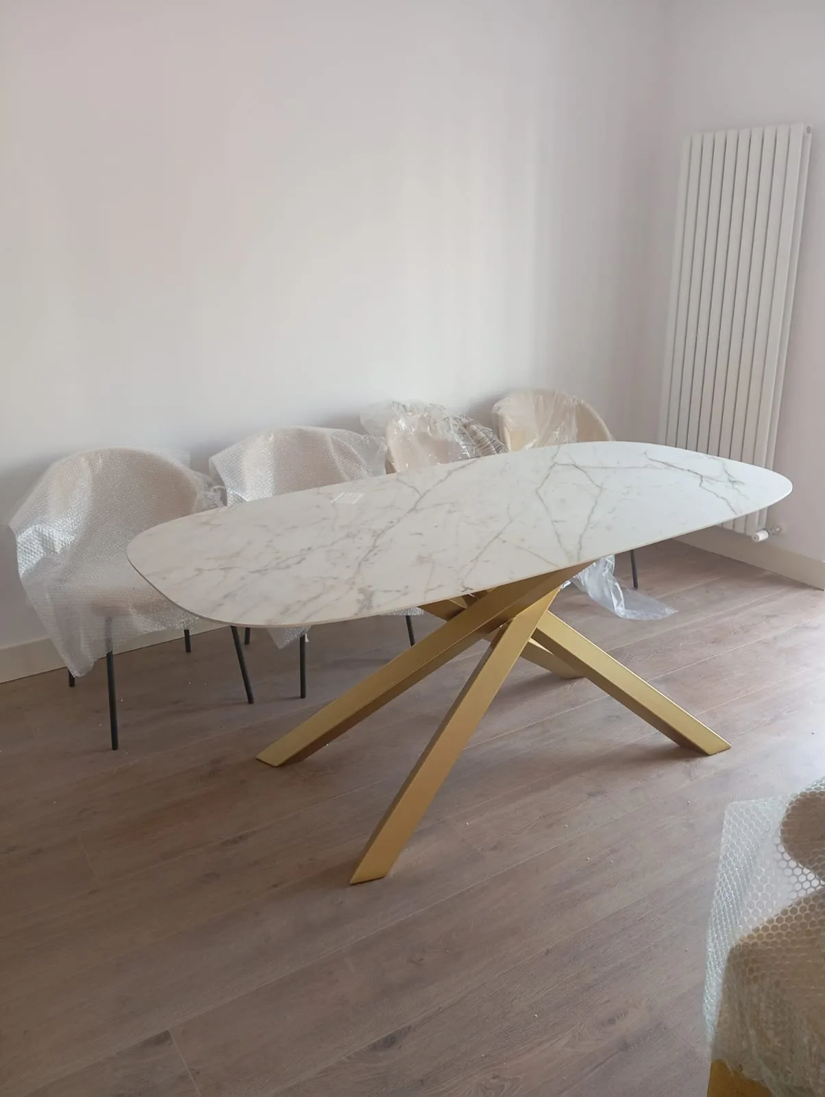 Mesa de comedor ovalada con tablero de mármol y patas de madera
