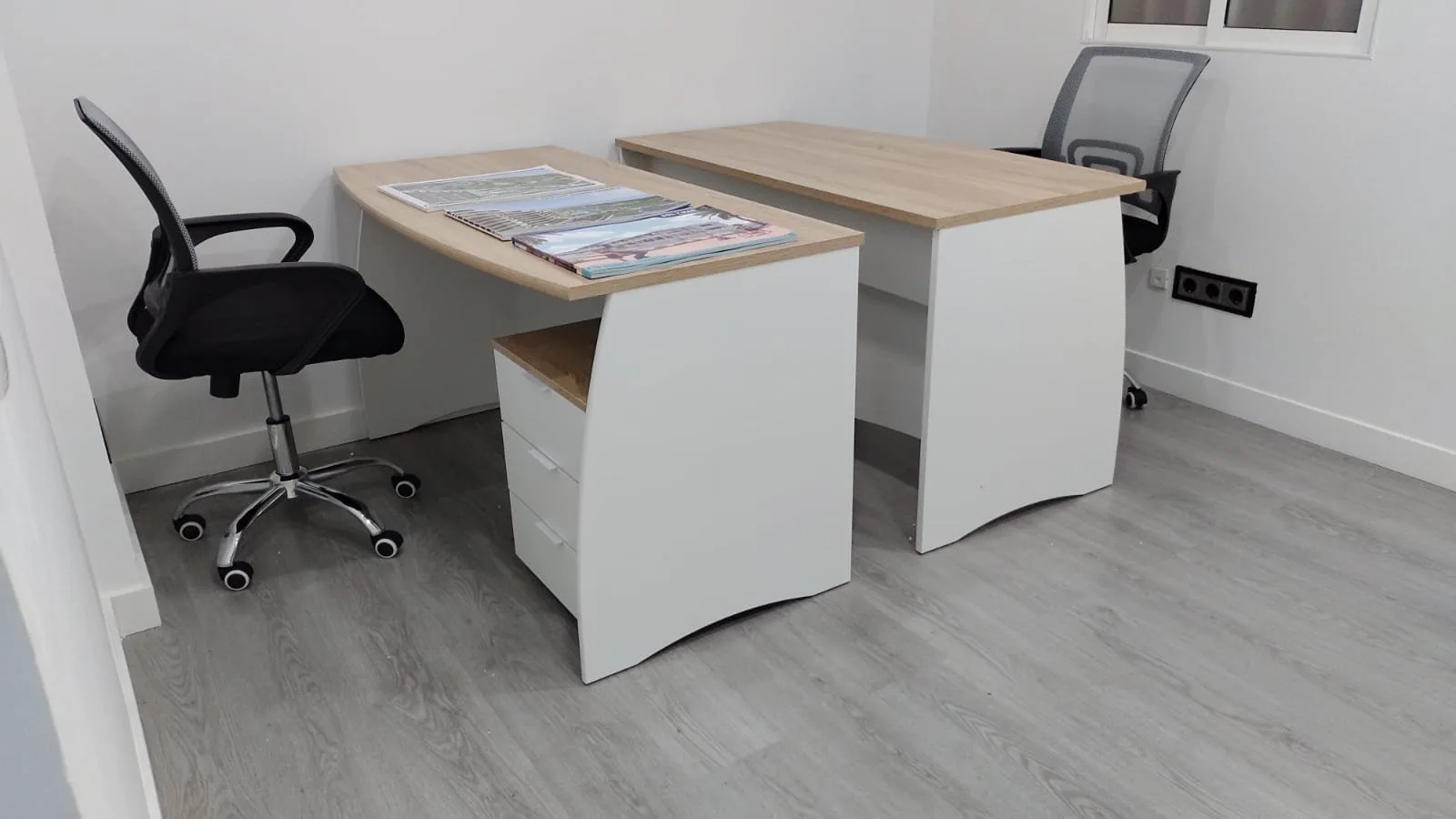 Dos mesas de oficina blancas con sillas ergonómicas montadas en Madrid