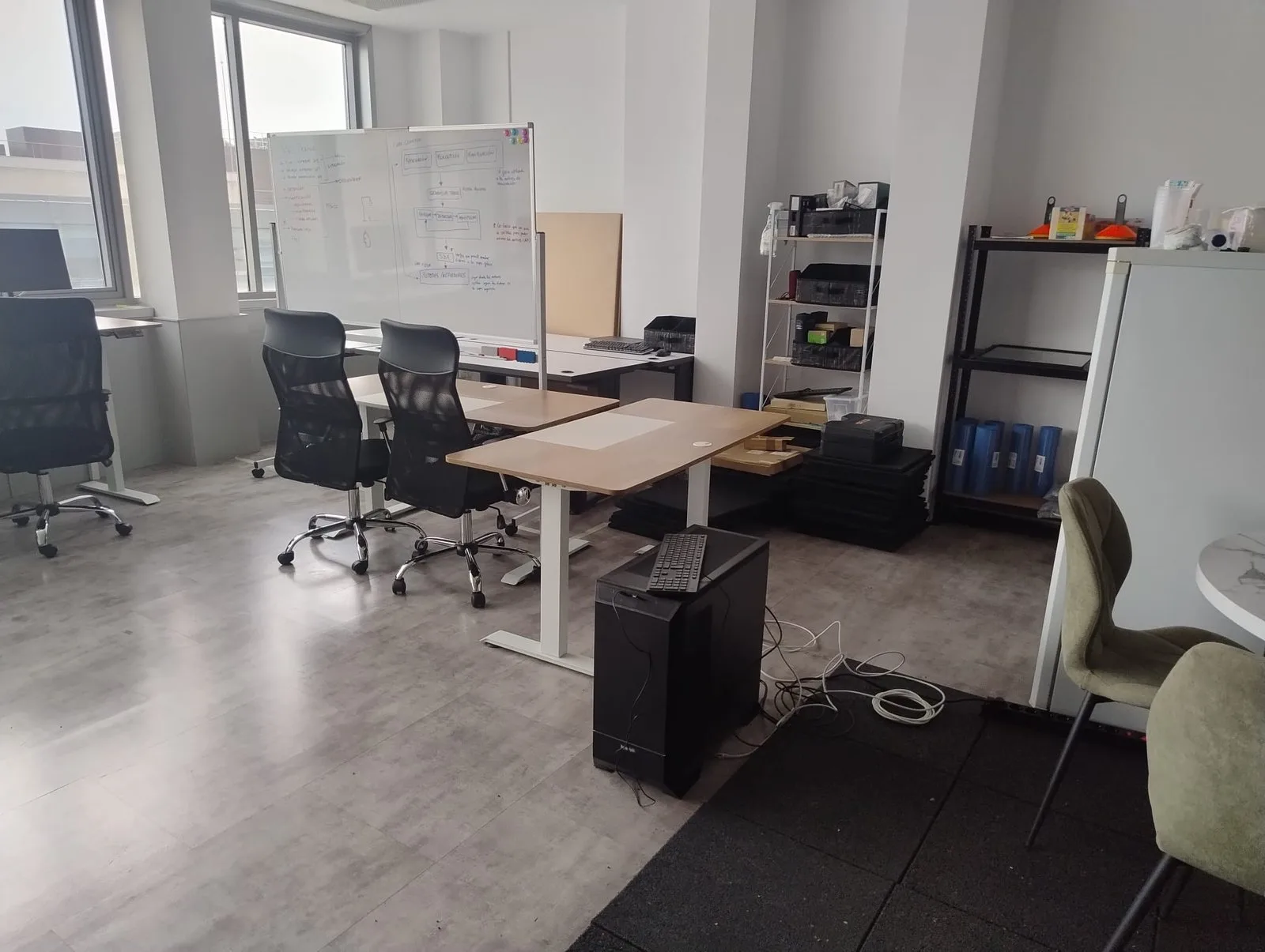 Oficina diáfana con mesas de trabajo y sillas montadas