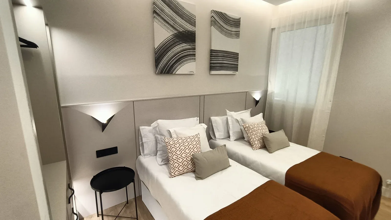 Dormitorio con dos camas y cabeceros montados