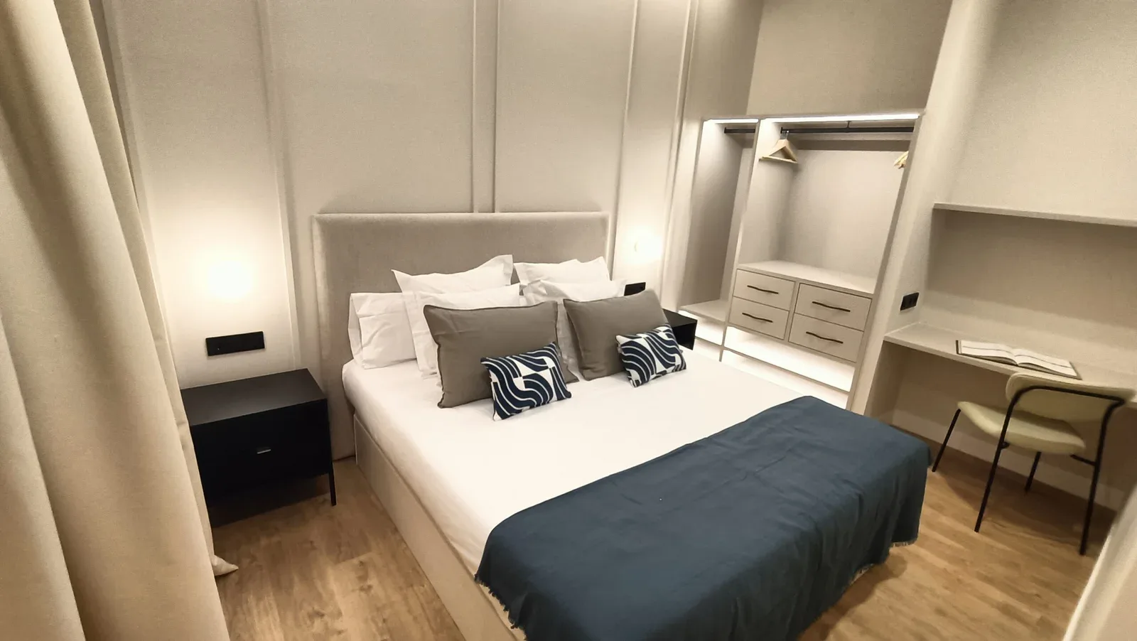Dormitorio con cama doble y mesitas de noche