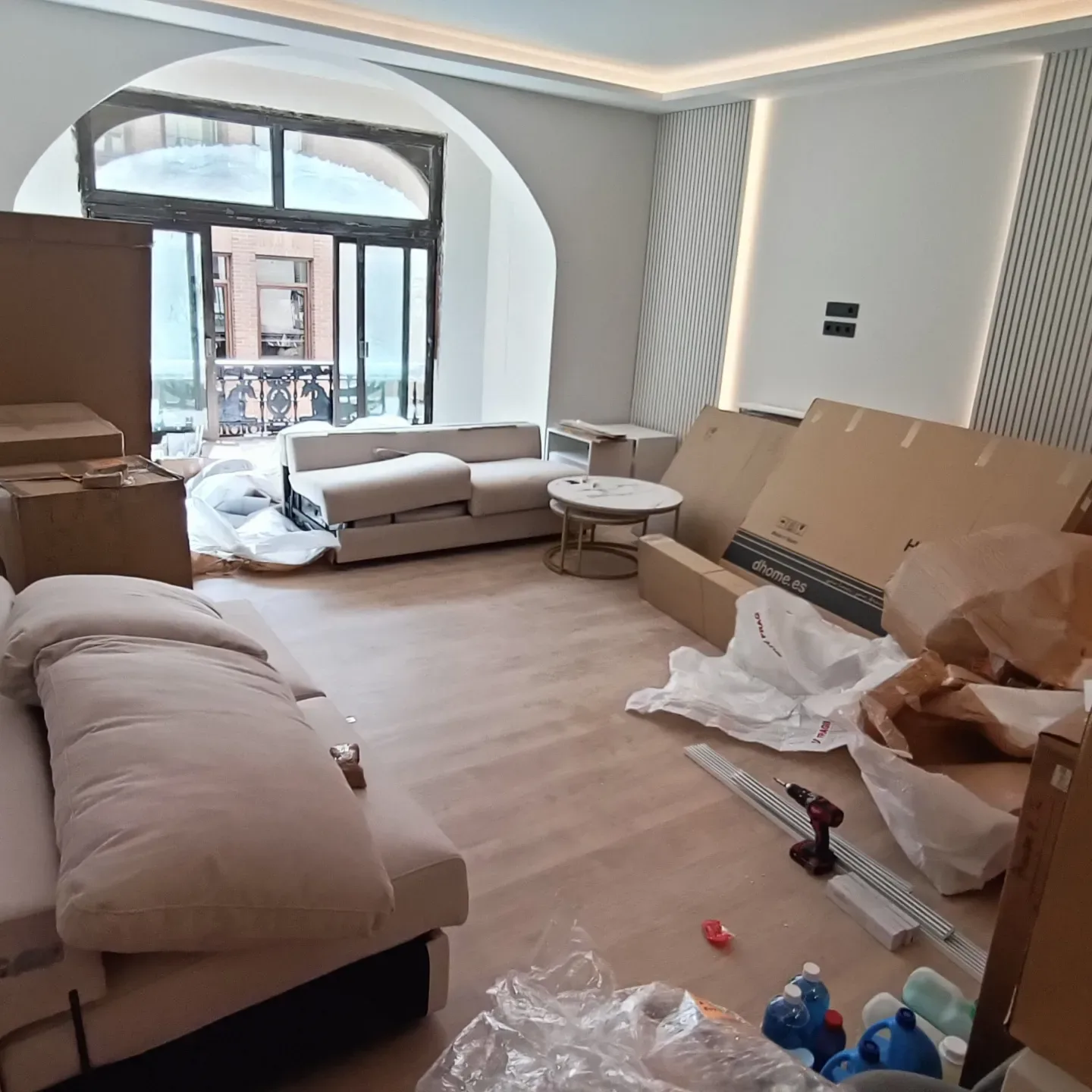 Salón en pleno montaje de muebles, antes de terminar