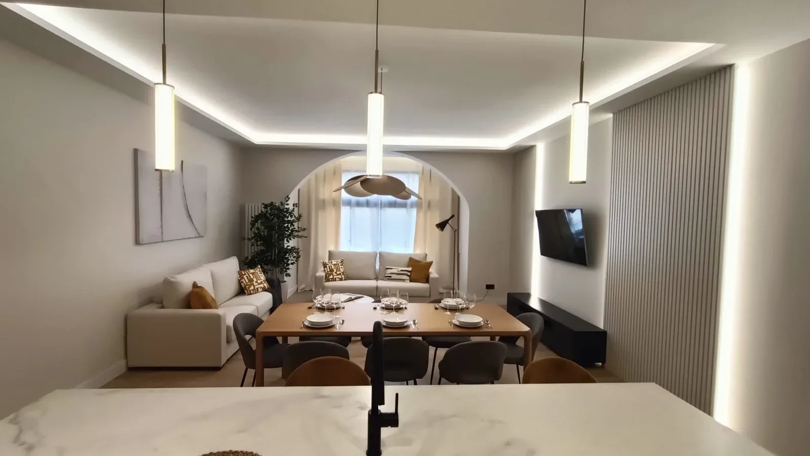 Salón comedor y cocina abierta con iluminación LED