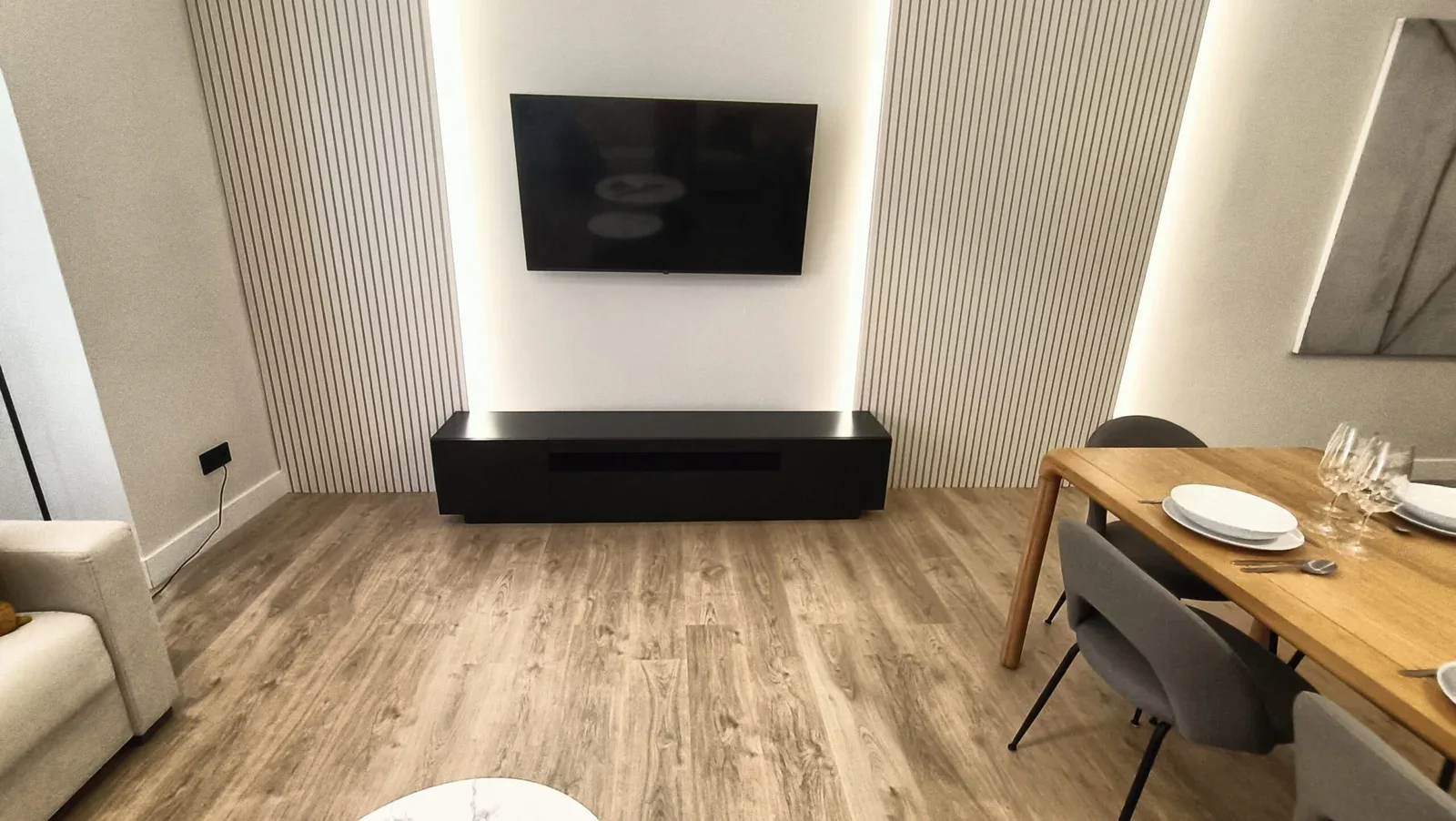 Mueble de TV suspendido y mesa de comedor montados