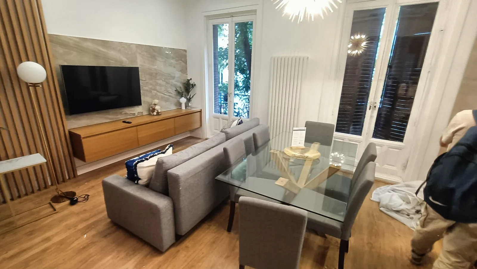 Salón con sofás y mesa de comedor montados
