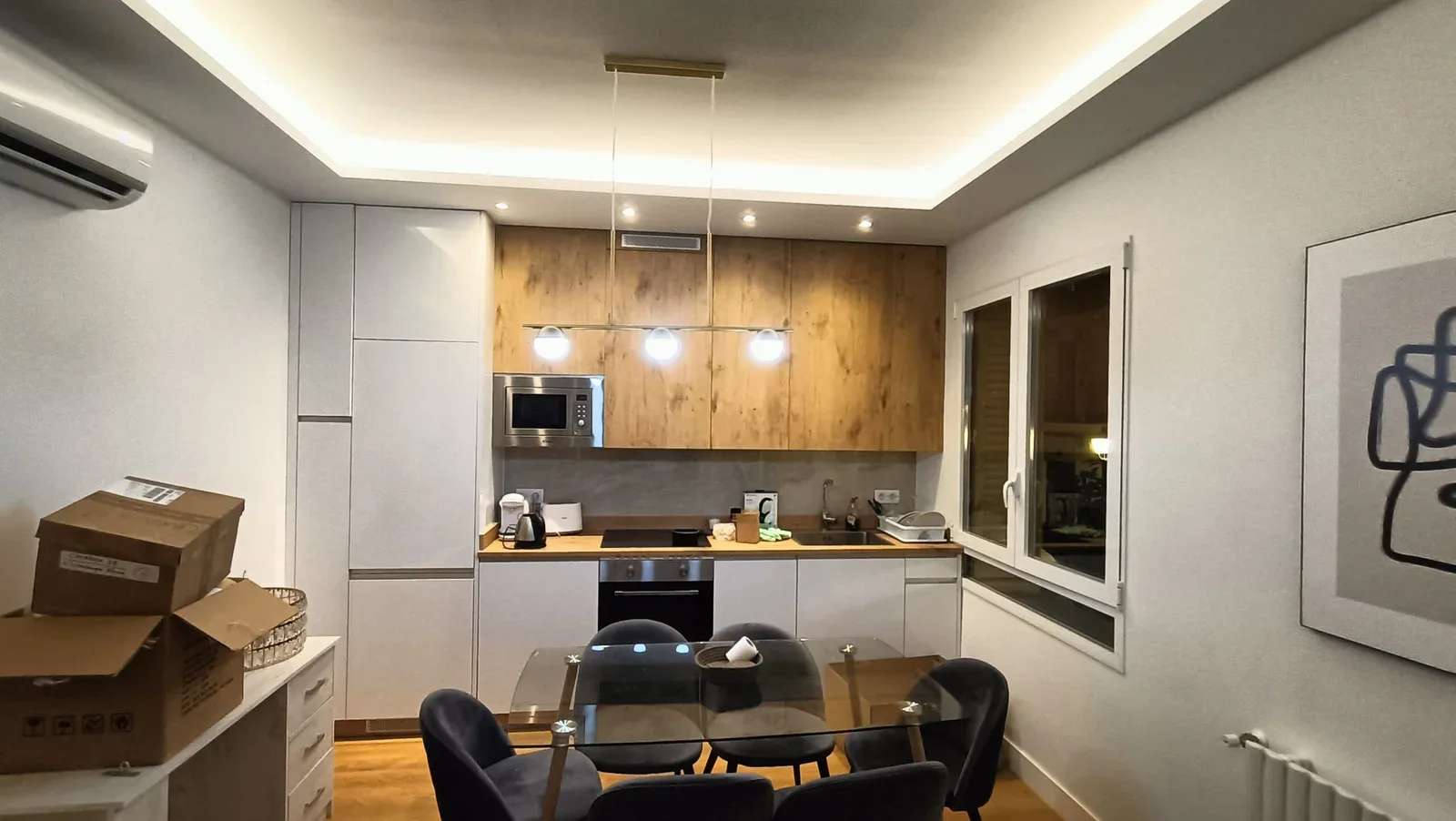 Cocina y comedor amueblados con paneles de madera