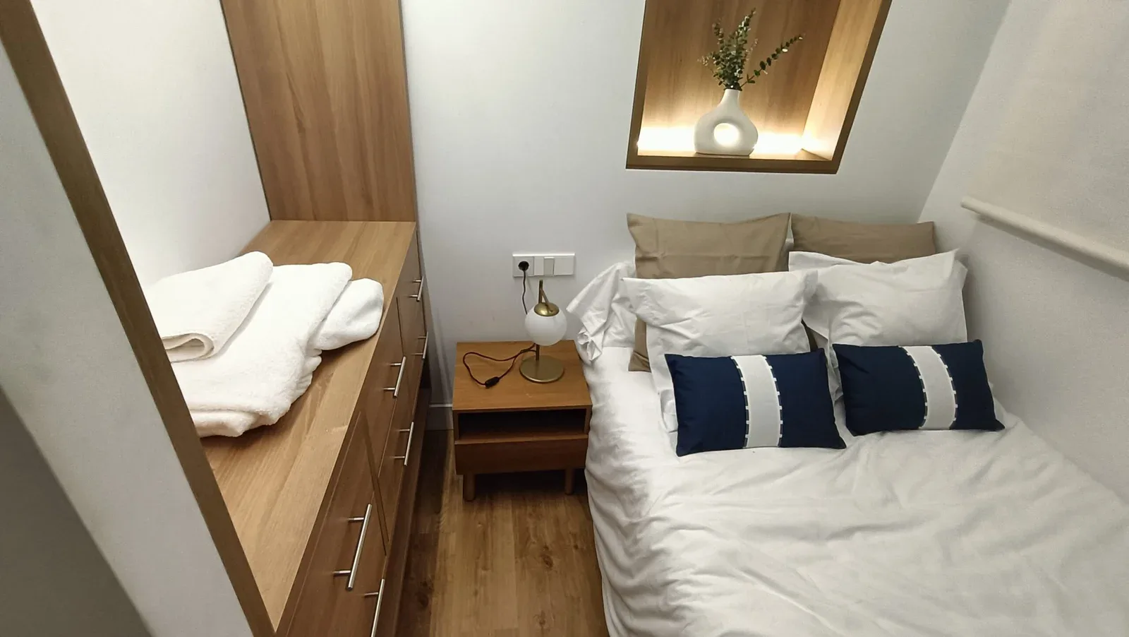 Dormitorio con cama y cabecero de madera