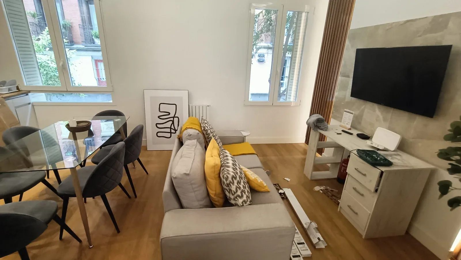 Salón comedor amueblado con mueble de TV