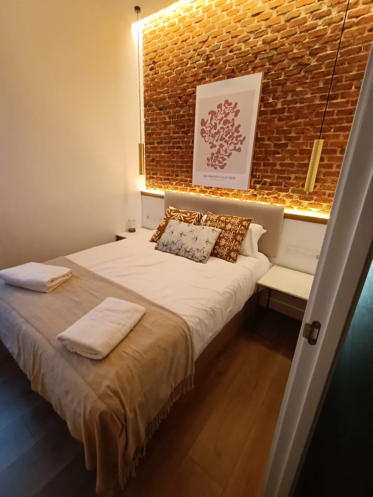 Dormitorio con cama doble y cabecero iluminado