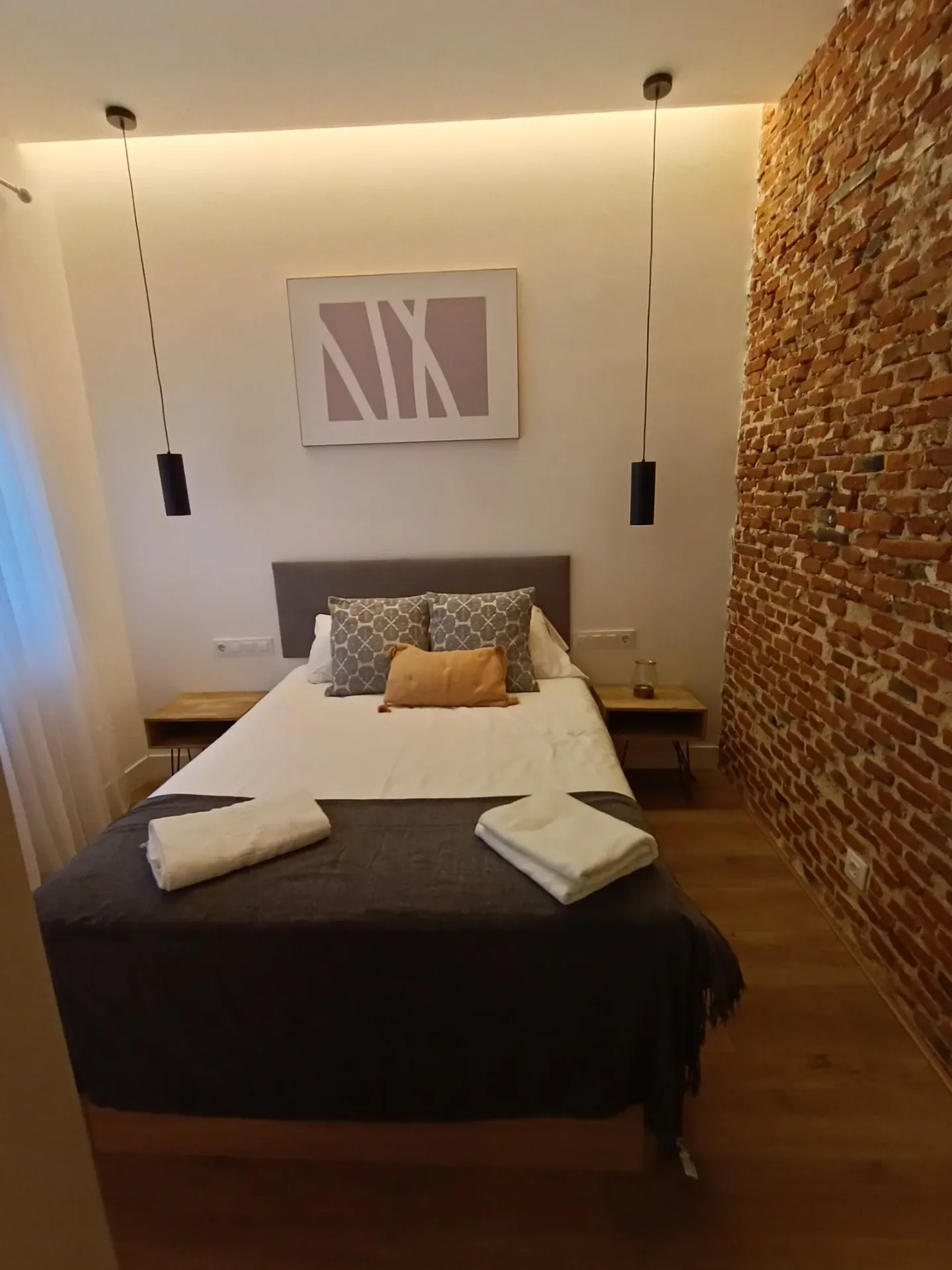 Dormitorio con cama y mesitas de noche montadas