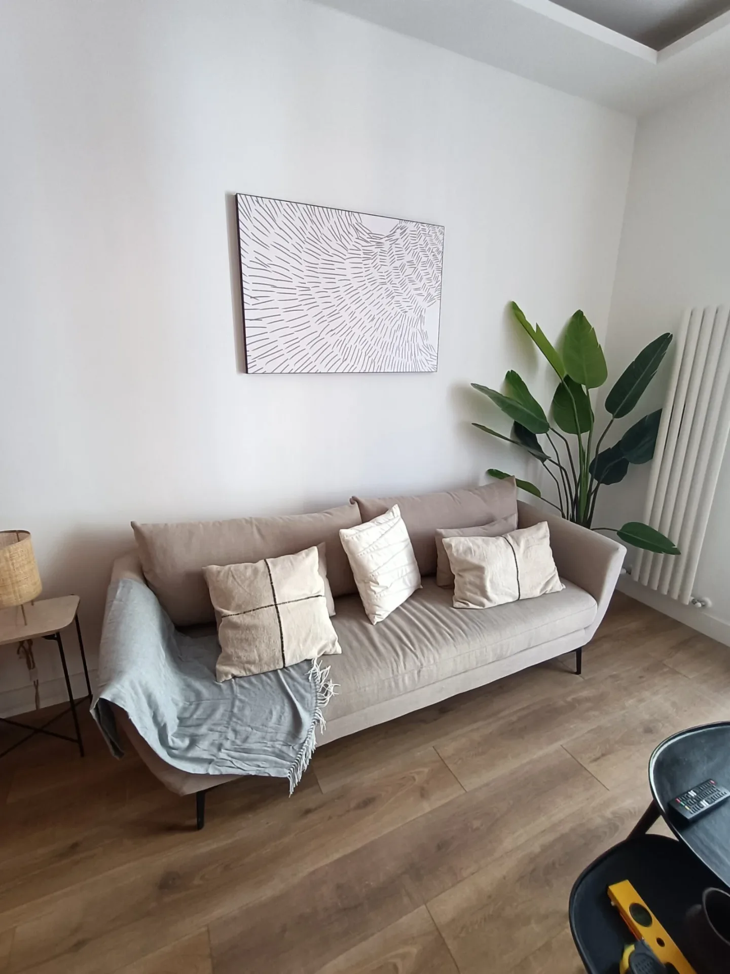 Salón con sofá y mueble auxiliar montados