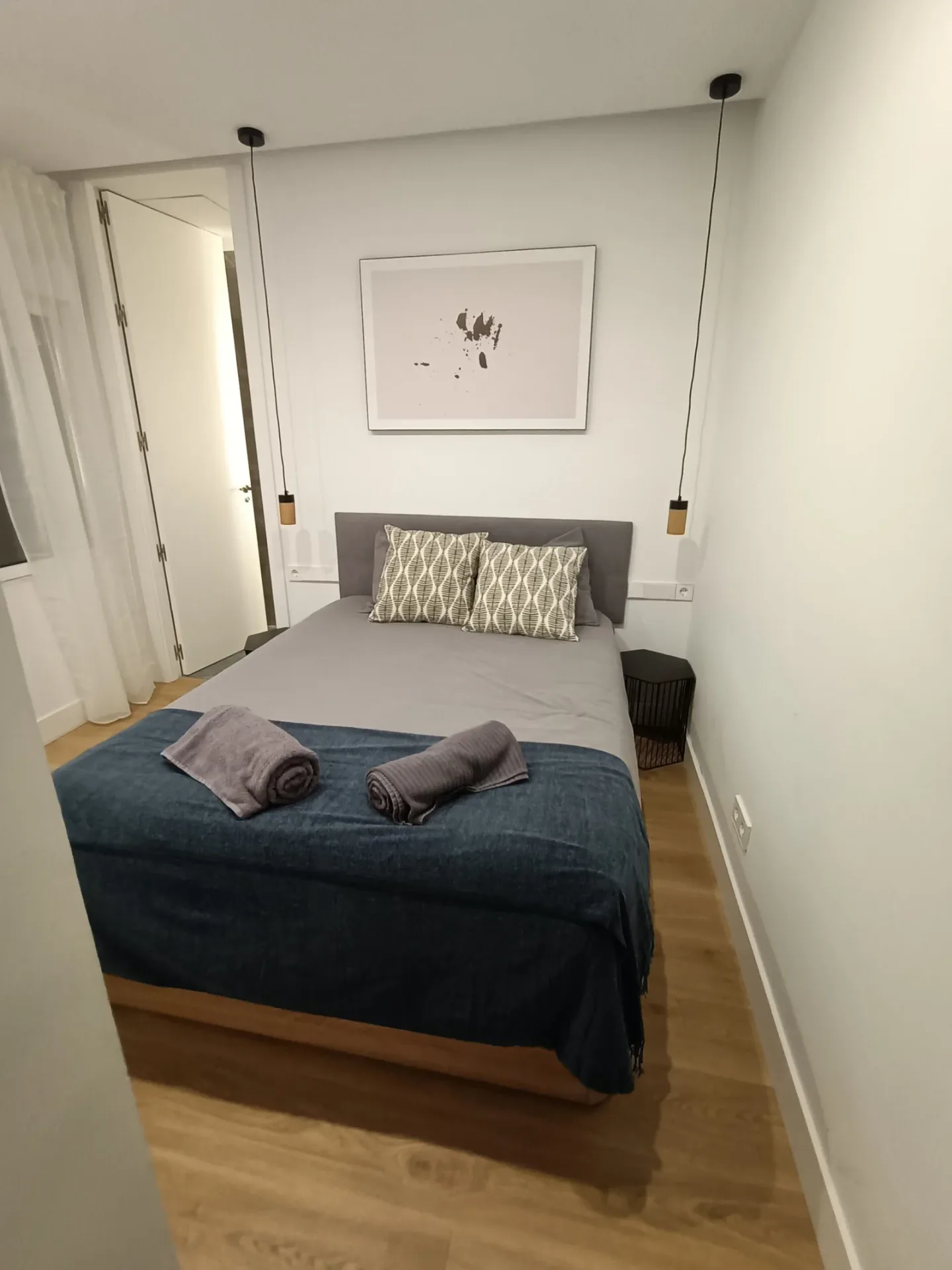 Dormitorio con cama doble de ropa azul