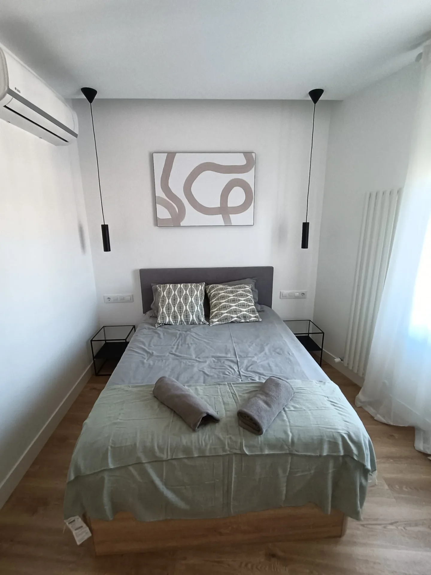 Dormitorio con cama doble y cabecero montado