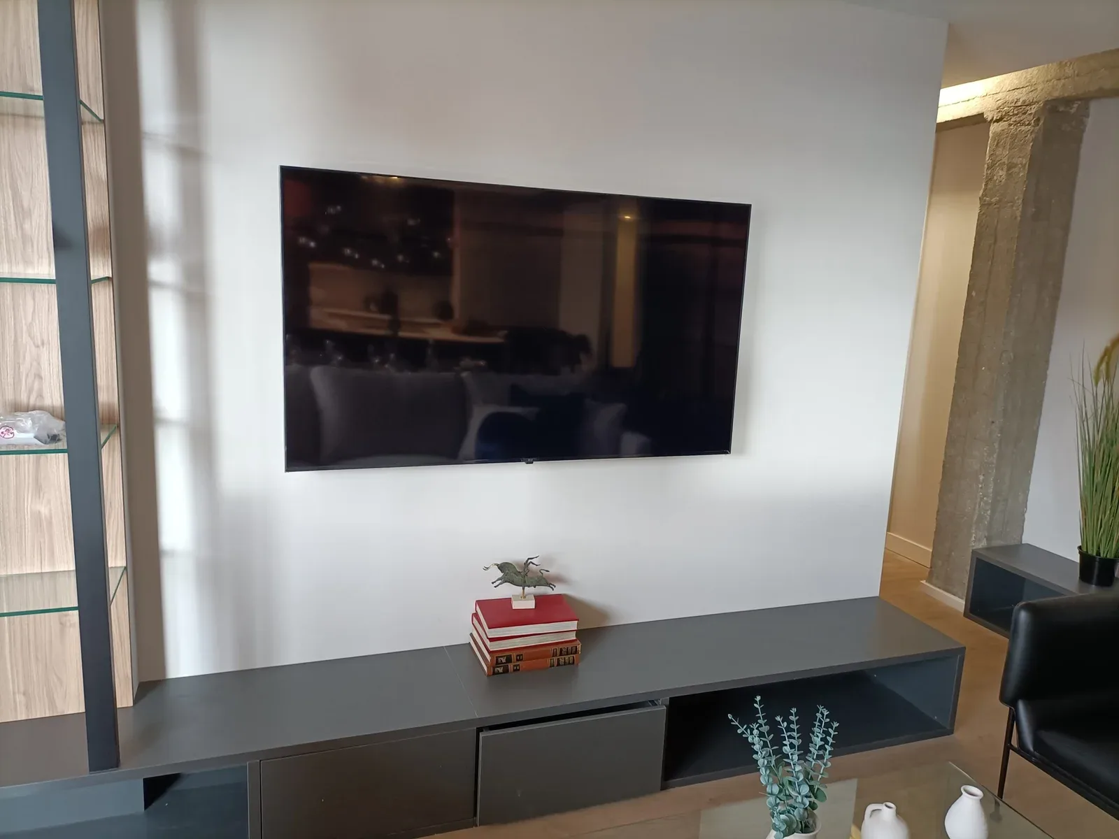 Mueble de TV bajo con televisor en el salón