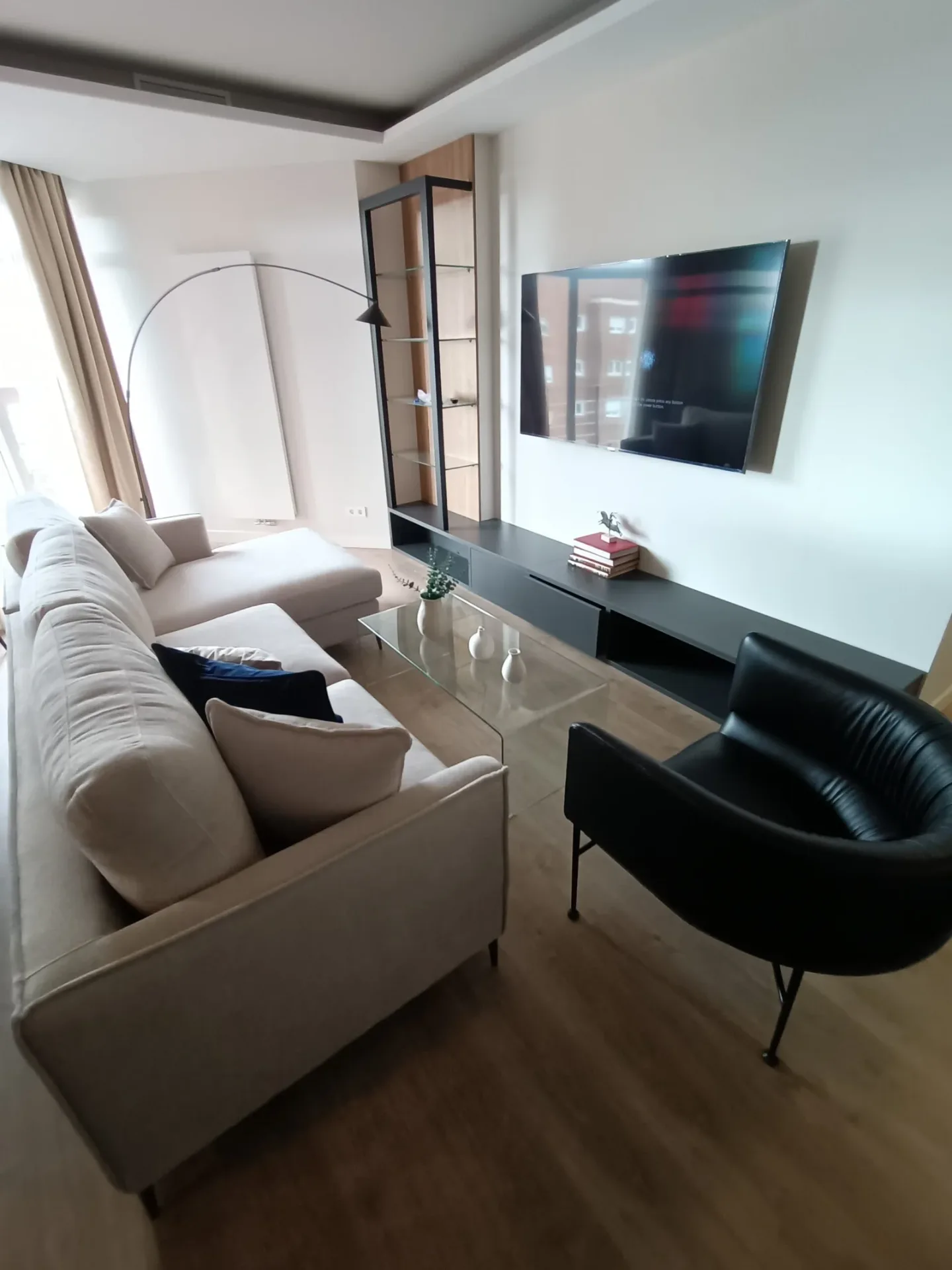 Salón con sofá esquinero y sillón montados