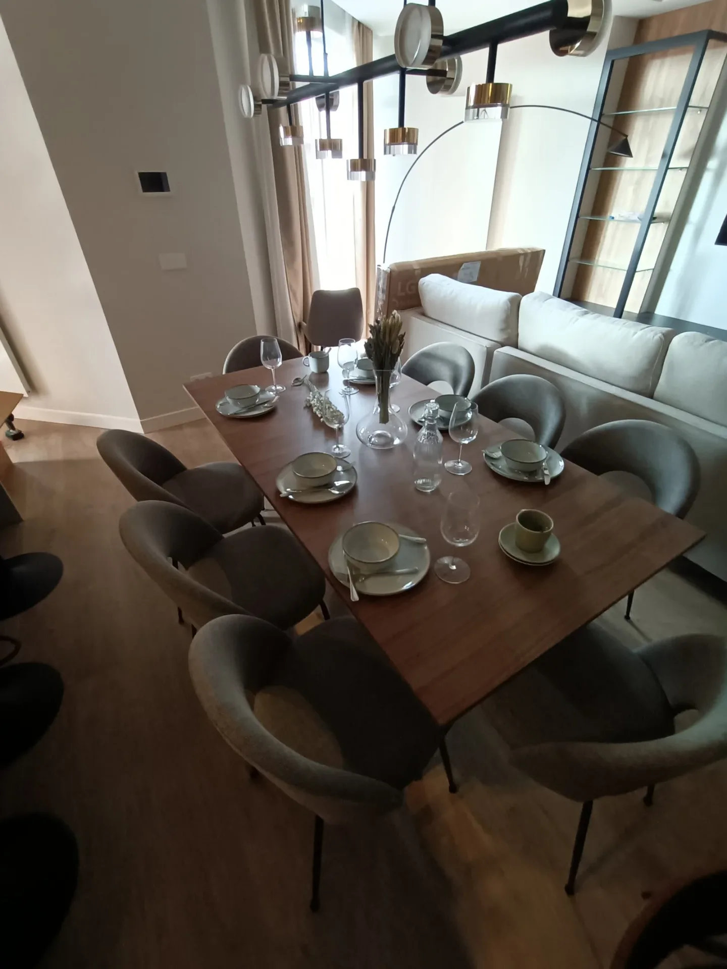 Mesa de comedor con sillas montada