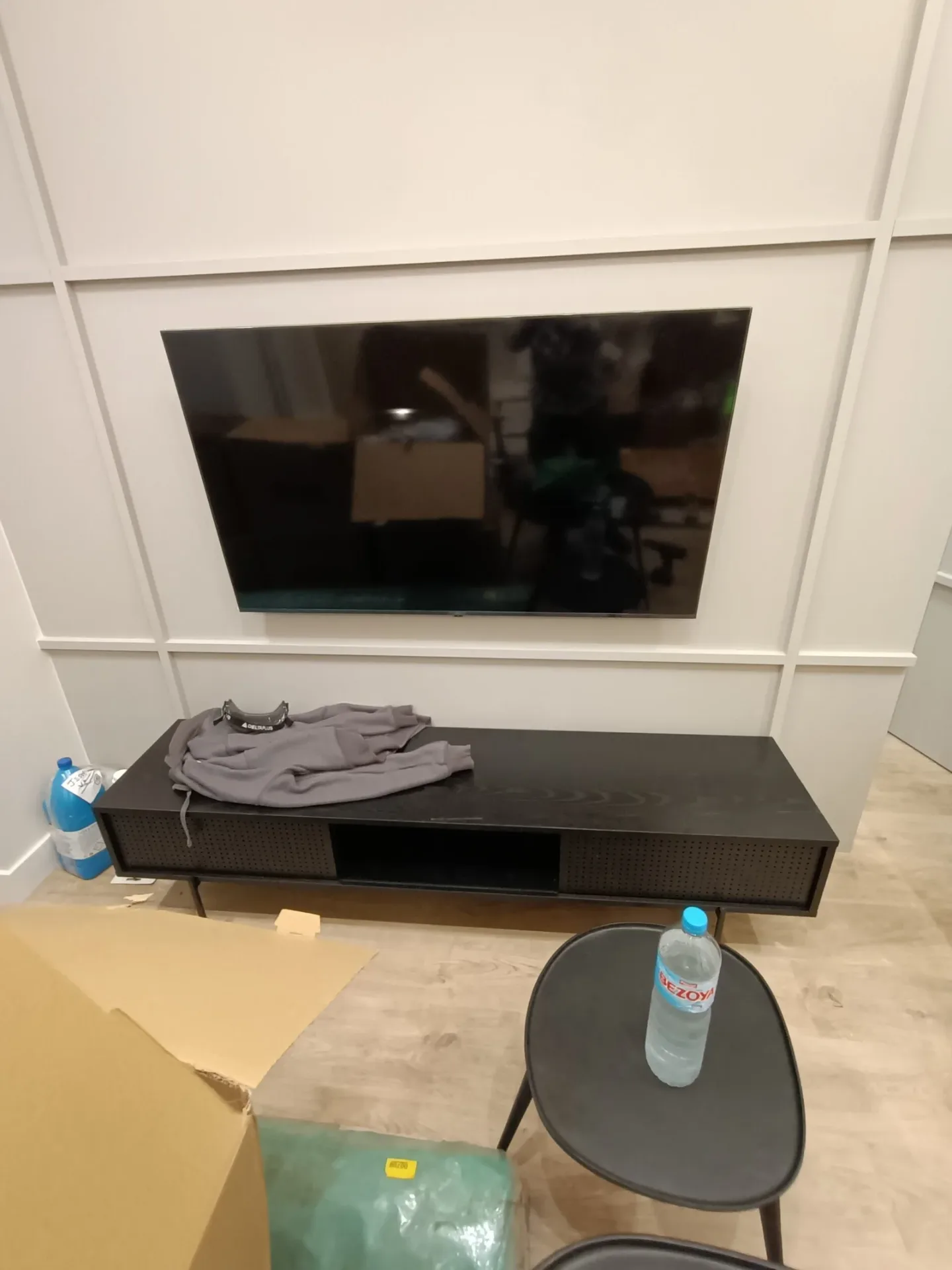 Mueble de TV bajo montado en el salón