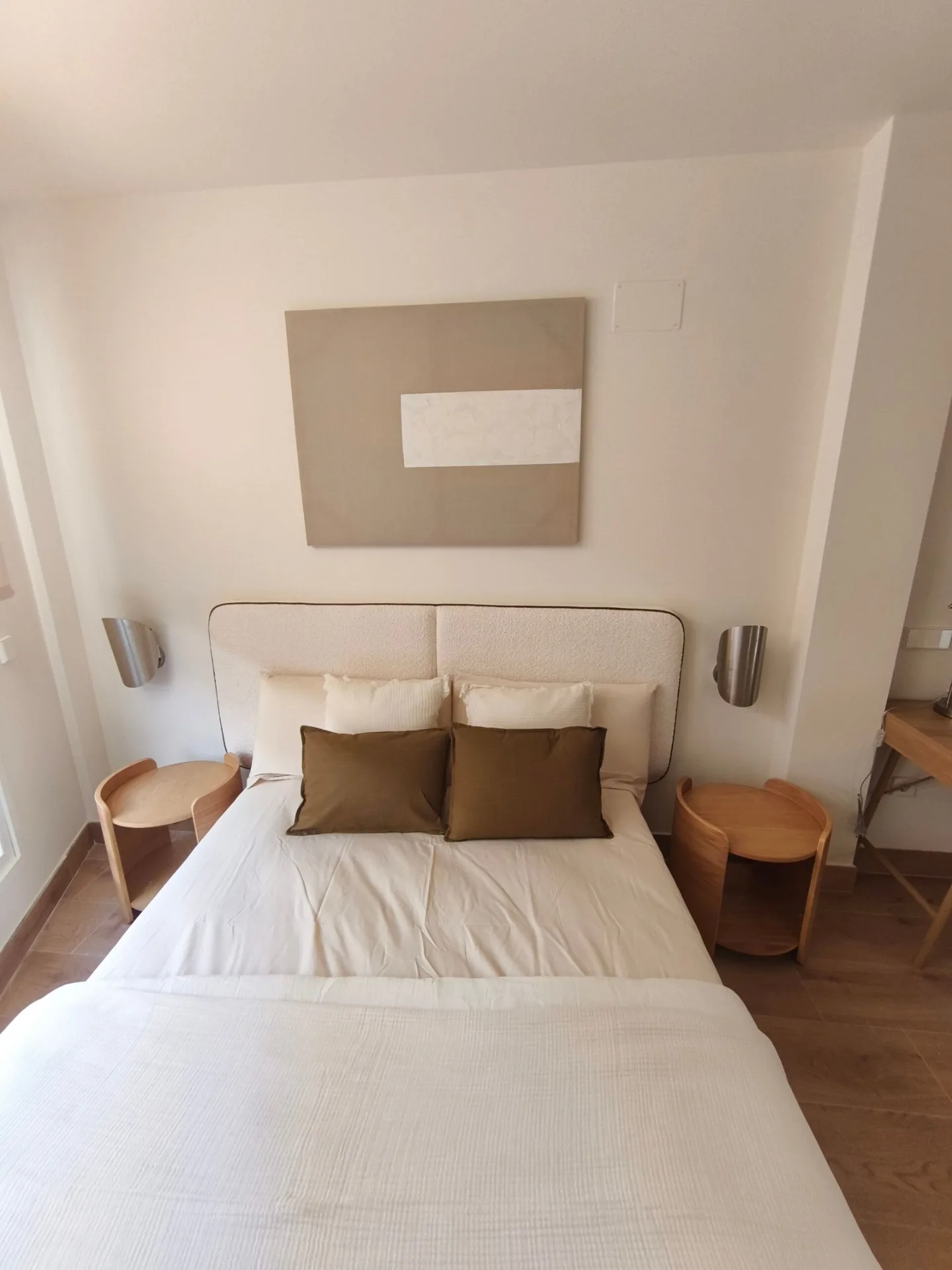 Dormitorio completo con cama de matrimonio, cabecero y mesitas de noche
