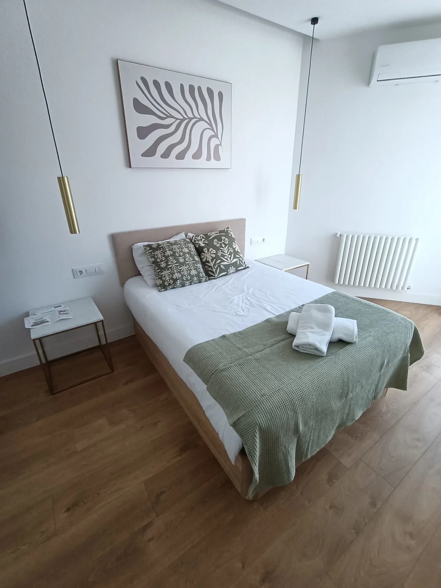 Dormitorio con cama doble y mesitas montadas