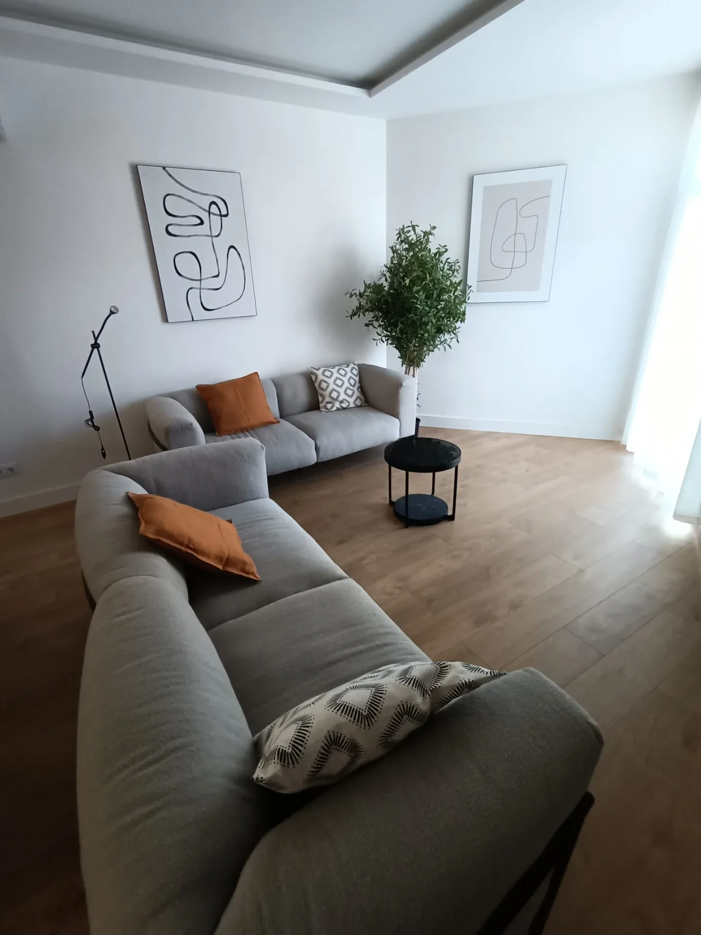 Salón con sofás y mesa de centro montados