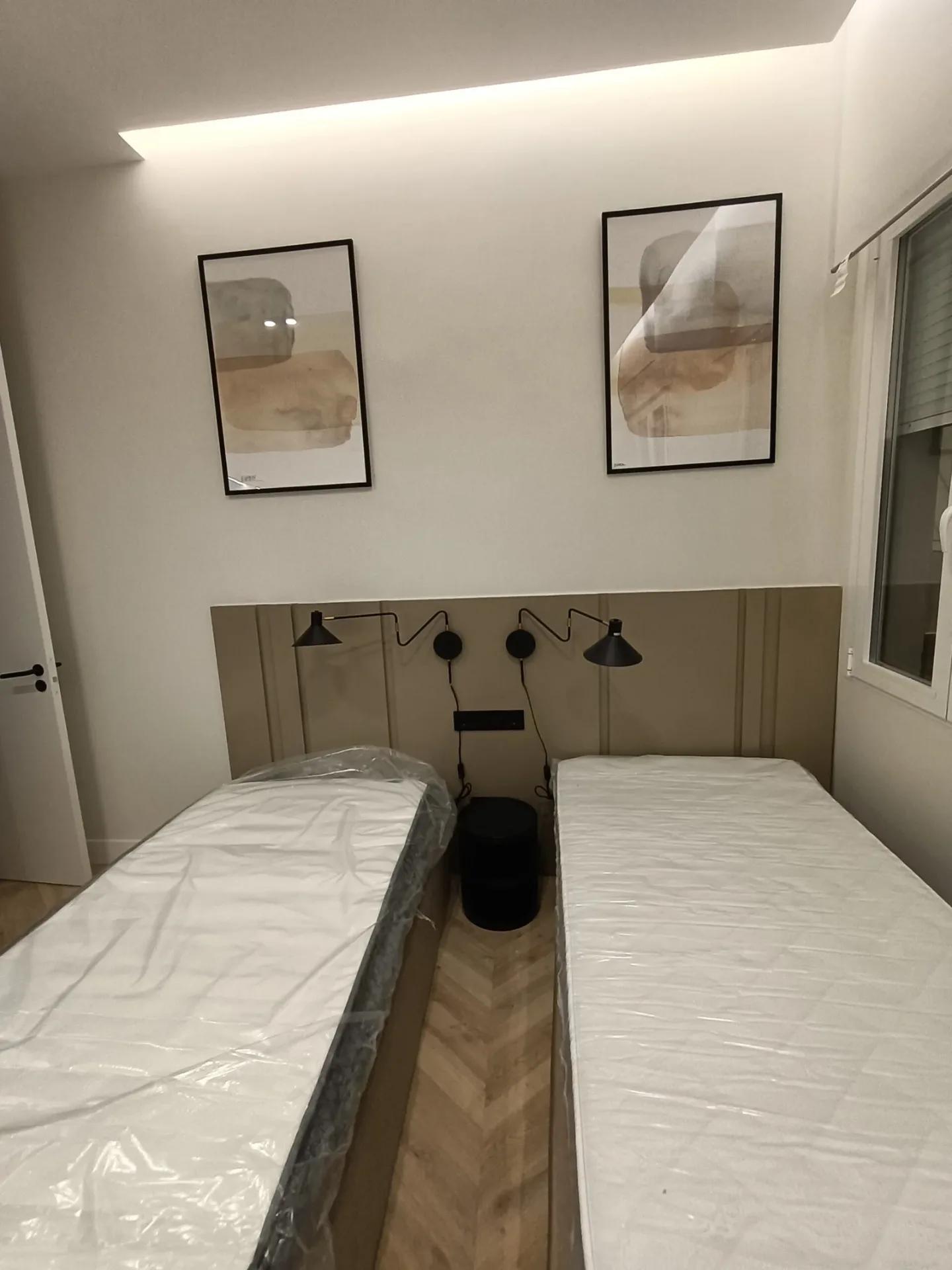 Habitación con dos camas individuales y cabeceros