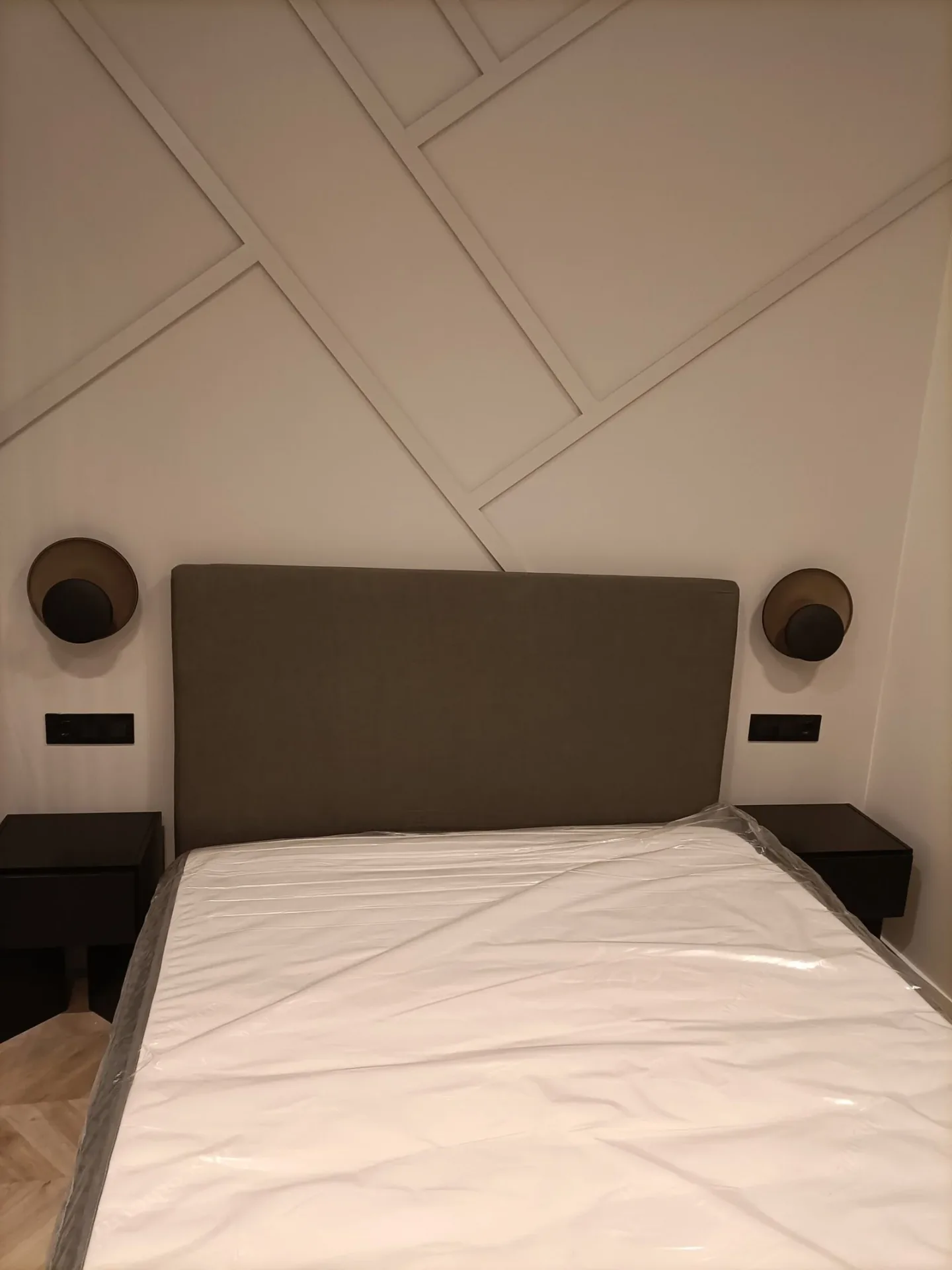 Dormitorio con cama y cabecero tapizado