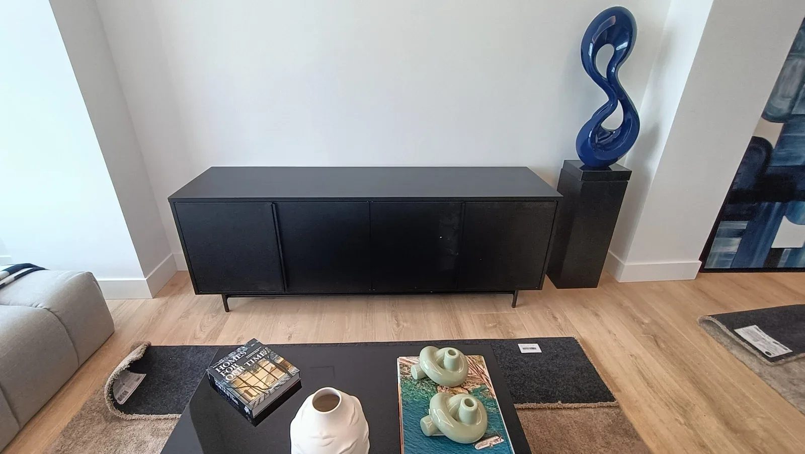Mueble de TV oscuro con mesa de centro montado