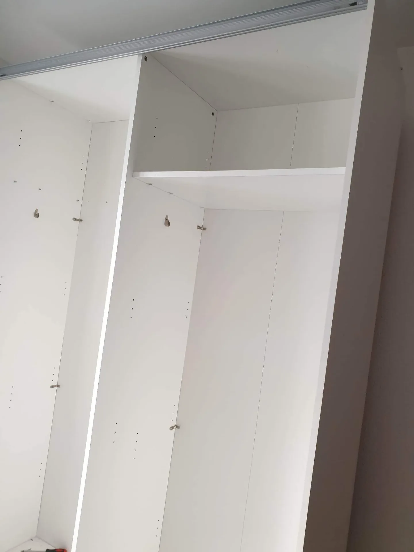 Armario blanco de puertas montado, interior abierto
