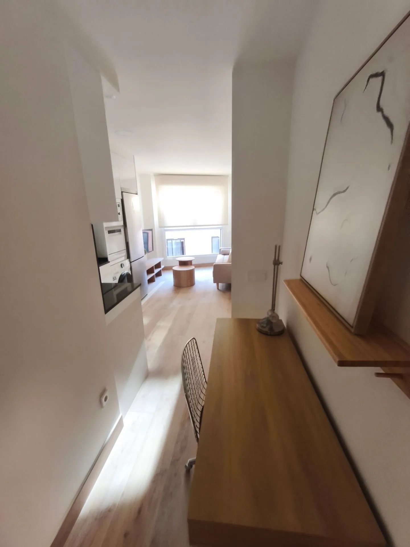 Pasillo de un piso amueblado con muebles montados